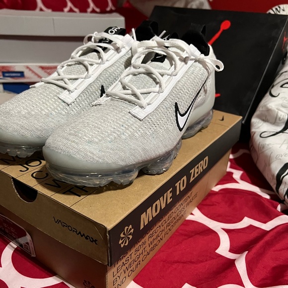 VaporMax 2021 FK size 9 - Picture 2 of 2
